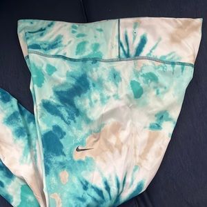 Nike One Women's Dri-Fit Mid Rise 7/8 Tie-Dye Leggings